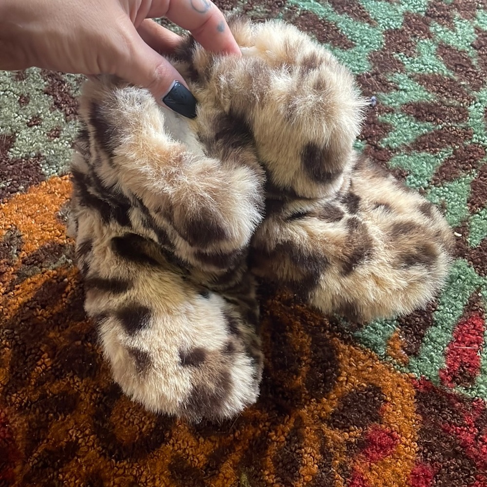 Toddler leopard slippers size 5/6 bran new